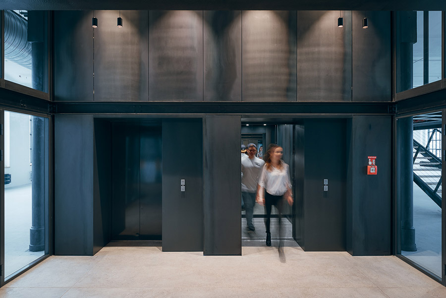 Pôvodné historické schodiská boli doplnené modernými výťahmi / The original stairs were complemented by modern elevators 