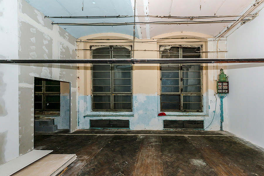 Okna Pradiarne z interiéru počas rokov stratili svoj pôvodný tvar  / Windows had lost its original shape