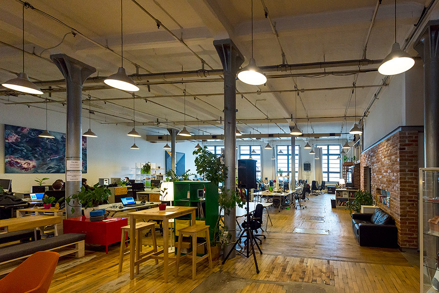 Priestory Pradiarne počas fungovania kreatívnej komunity / Pradiareň during the operation of the creative community 