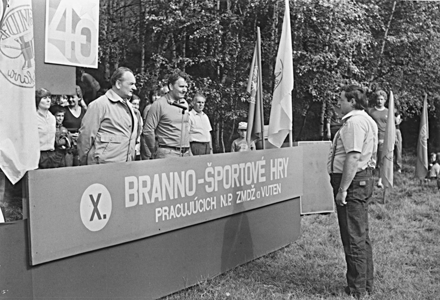 Branno-športové hry pracujúcich žien v továrni / Employees sport event 