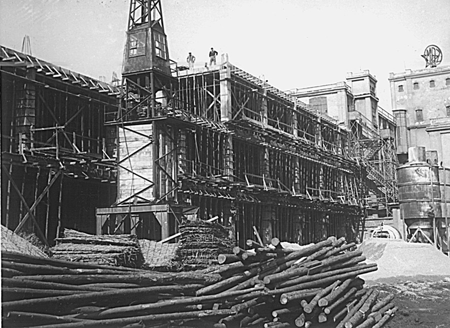 Dostavba etážovej budovy - Various buildings were constructed later in 20th century