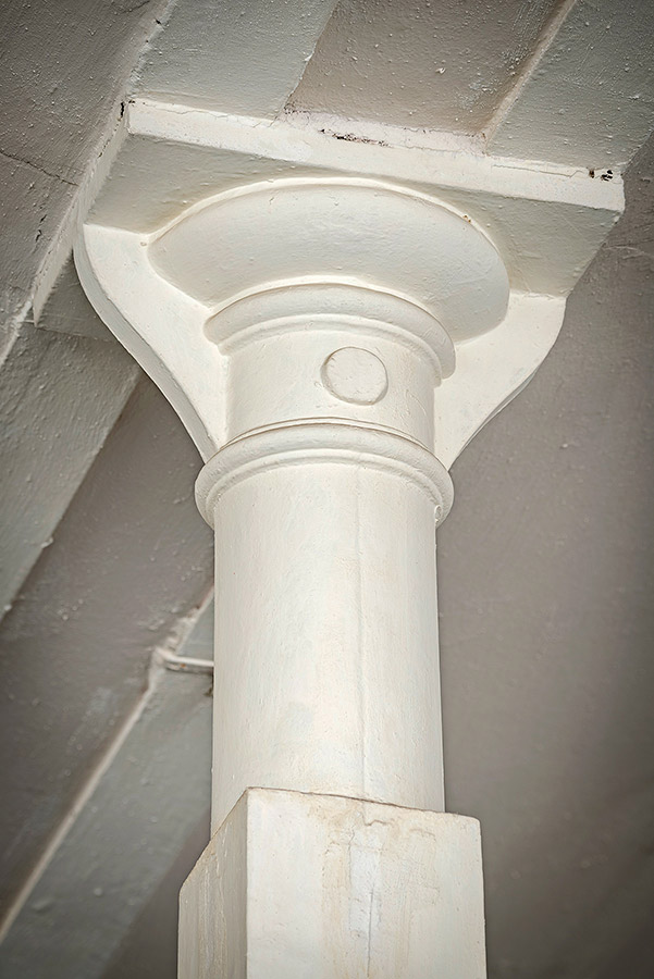 Vrchá časť vzácneho liatinového stĺpu s prstencovou hlavicou / Top part of precious cast iron column 