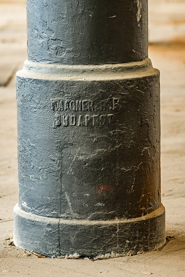 Liatinový stĺp vyrobený v Budapešti firmou Waagner / Cast iron column built by Budapest company Waagner