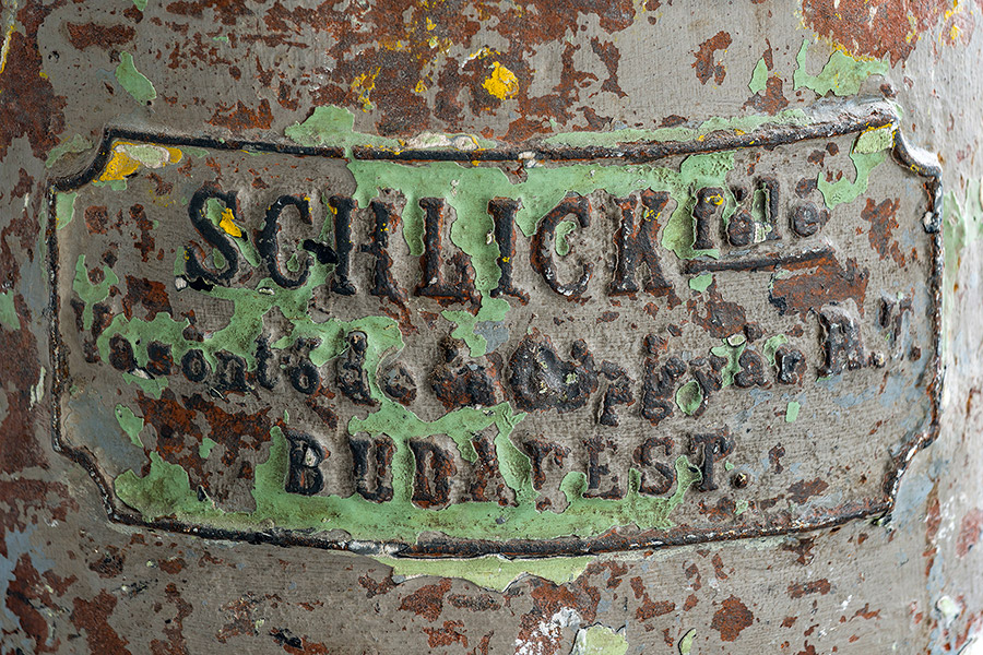 Nosné liatinové stĺpy vyrobené v Budapešti firmou Schlick / Cast iron columns built by Budapest company Schlick