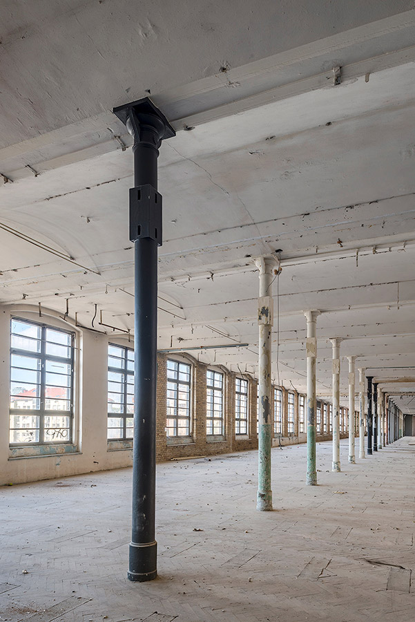 Traverzové klenby s betónovou výplňou a vzácne liatinové stĺpy / Traverse vaults with concrete filling